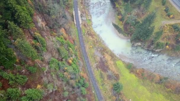 Vista Panorâmica Ferrovia Rio Montanha Rodovia Cárpatos Ucrânia — Vídeo de Stock