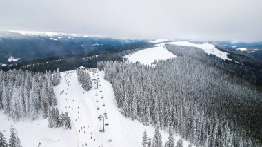 Teleferik kayak merkezinde havadan görünümü.