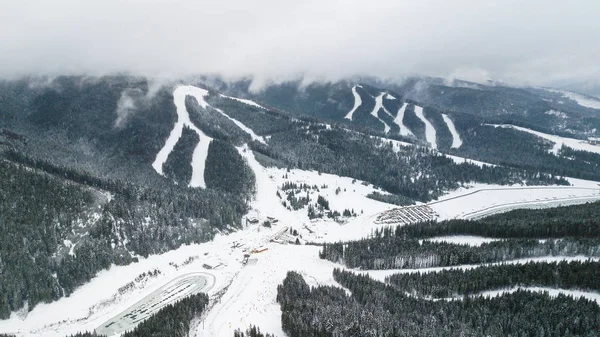 滑雪坡的鸟瞰图滑雪者骑在山上 — 图库照片