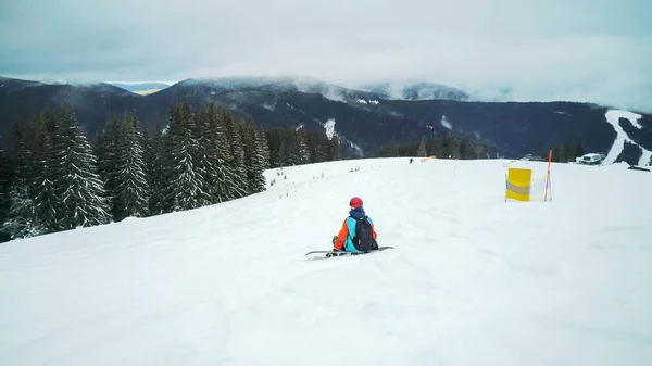 Сноубордист Сидить Снігу Готується Спуститися — стокове фото