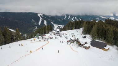 Bukovel, Ukrayna - 24 Aralık 2017: Bir kayak merkezi Karpatlar, Bukovel, havadan görünümü.