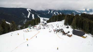 Bukovel, Ukrayna - 24 Aralık 2017: Bir kayak merkezi Karpatlar, Bukovel, havadan görünümü.