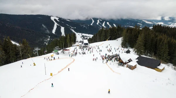 Bukovel, Ukrayna - 24 Aralık 2017: Bir kayak merkezi Karpatlar, Bukovel, havadan görünümü.