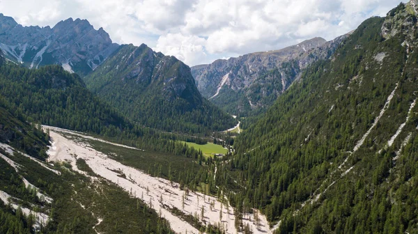 阿尔卑斯山高积雪泥石流的空中景观 — 图库照片