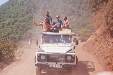 Pamukkale, Türkiye - 18 Eylül 2015: Retro bir cip içinde turist bir grup bir safari rides.