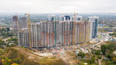 Sonbahar Nehri yakınında multistorey bir bina inşaatı.