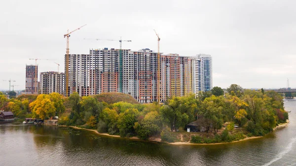 Sonbahar Nehri Yakınında Multistorey Bir Bina Inşaatı — Stok fotoğraf