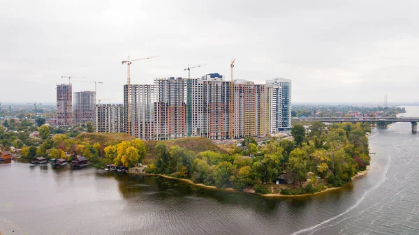 Bau Eines Mehrstöckigen Gebäudes Flussnähe Herbst — Stockfoto