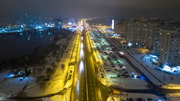 Kış Geceleri Otomobillerde Olan Havadan Görünümü Karla Kaplı Yol — Stok fotoğraf