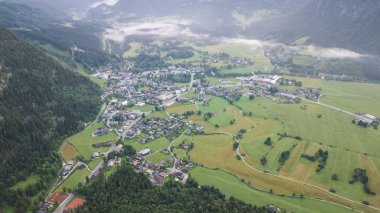 Alp Dağları'nda sabah sisli manzara havadan görünümü.