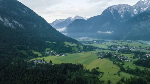 Luftaufnahme Der Morgendlichen Nebellandschaft Den Alpinen Bergen — Stockfoto