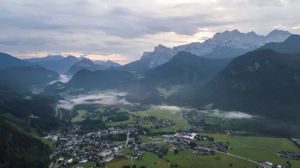 Luftaufnahme Der Morgendlichen Nebellandschaft Den Alpinen Bergen — Stockfoto