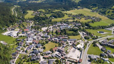 Havadan görünümü bir köyün Alp Dağları, Lofer, Avusturya.