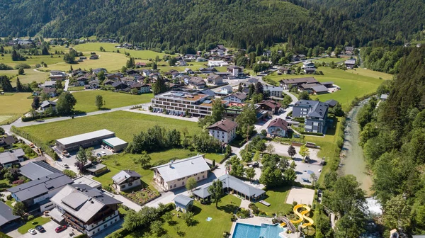 Vista Aérea Uma Aldeia Nas Montanhas Alpinas Lofer Áustria — Fotografia de Stock