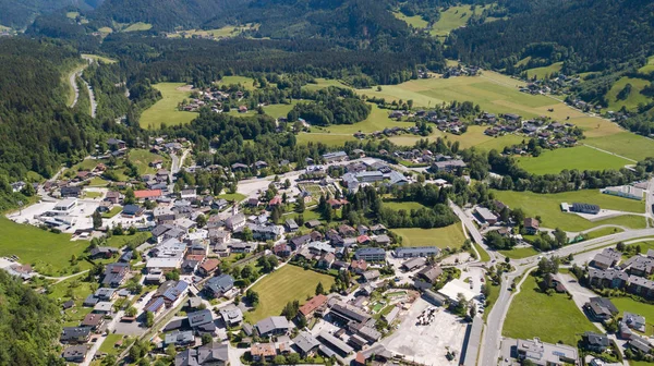 Vista Aérea Uma Aldeia Nas Montanhas Alpinas Lofer Áustria — Fotografia de Stock