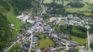 Havadan görünümü bir köyün Alp Dağları, Lofer, Avusturya.