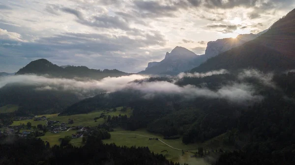 Luftaufnahme Der Morgendlichen Nebellandschaft Den Alpinen Bergen — Stockfoto