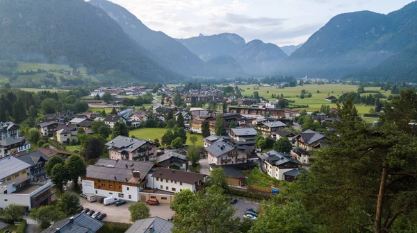 Vista Aérea Uma Aldeia Nas Montanhas Alpinas Lofer Áustria — Fotografia de Stock