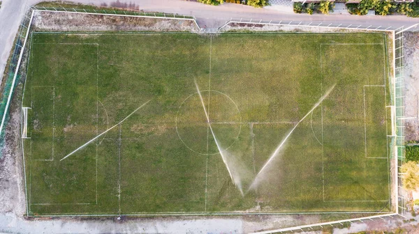 Widok Lotu Ptaka Podlewania Trawnika Boisko Piłki Nożnej Widok Góry — Zdjęcie stockowe