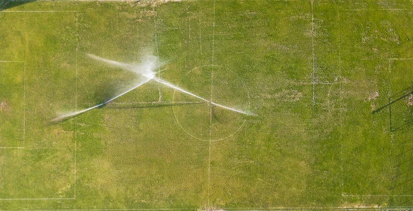 Αεροφωτογραφία Του Πότισμα Του Χορτοτάπητα Από Ένα Γήπεδο Ποδοσφαίρου Κάτοψη — Φωτογραφία Αρχείου