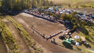 Hangi izleyiciler ile yarış olacak motocross parça havadan görünümü.