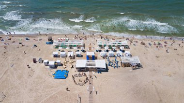 Chernomosk, Ukrayna - 30 Haziran 2018: Sahilde Lüks Bungalov üzerinde hava havadan görünümü.