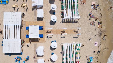 Chernomosk, Ukrayna - 30 Haziran 2018: Bir plaj sahil şeridine ve deniz dalgaları - top ile havadan görünümü.