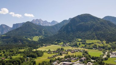 Havadan görünümü bir köyün Alp Dağları, Lofer, Avusturya.
