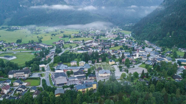 Vista Aérea Uma Aldeia Nas Montanhas Alpinas Lofer Áustria — Fotografia de Stock