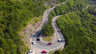 Bir yılan gibi dağ yolda havadan görünümü araçların hareketi. Hırvatistan