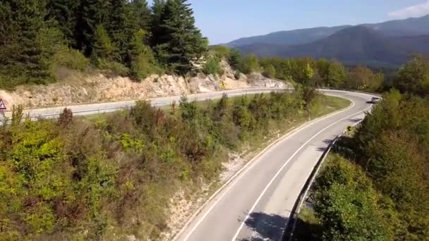 Letecký Pohled Pohybu Vozu Hadec Silnice Krásné Horské Krajiny Chorvatsko — Stock video