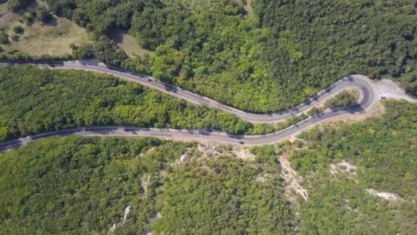 Luchtfoto Van Het Verkeer Van Voertuigen Een Serpentine Bergweg Kroatië — Stockvideo