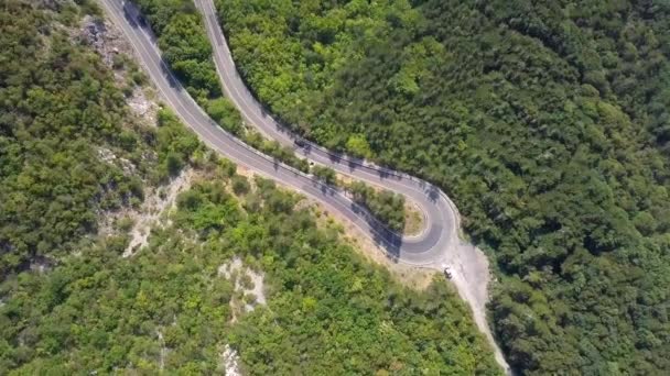 车辆在蛇形山路上行驶的鸟图 克罗地亚 顶视图 — 图库视频影像