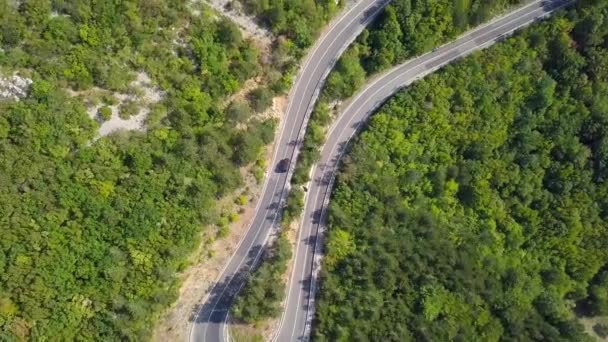 Εναέρια Άποψη Ενός Αυτοκινήτου Που Κινείται Στο Βουνό Ελικοειδή Δρόμο — Αρχείο Βίντεο
