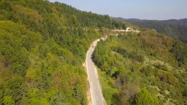 Veduta Aerea Una Macchina Movimento Sulla Strada Serpentina Montagna Croazia — Video Stock