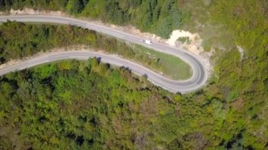 Araçların hareketi bird's-Eye görünümünü bir yılan gibi dağ yolda. Hırvatistan