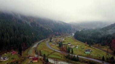 Havadan görünümü Köyü, demiryolu, karayolu ve nehir ile dağ Vadisi. Karpatlar. Ukrayna