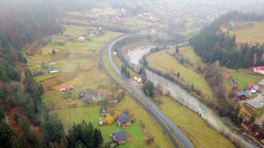 Bird's-Eye view dağ vadinin bir köy, bir tren, bir yol ve bir nehir. Karpatlar. Ukrayna