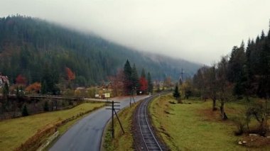 Havadan görünümü Köyü, demiryolu, karayolu ve nehir ile dağ Vadisi. Karpatlar. Ukrayna