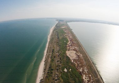 Haliç ve deniz ayıran tükürmek havadan görünümü.