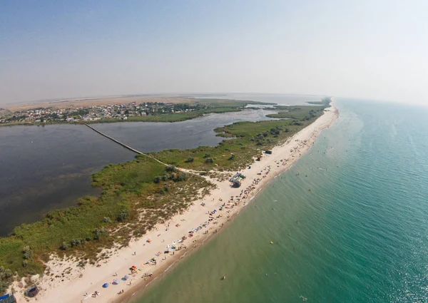 Bir Plaj Sahil Şeridine Deniz Metalik Bridge Ile Havadan Görünümü — Stok fotoğraf