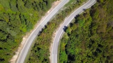 Yılan gibi dağ yolu havadan görünümüdür. Hırvatistan