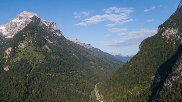 Veduta Aerea Della Catena Montuosa Con Neve Sulle Montagne Alpine — Foto Stock