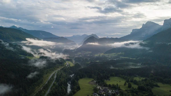 道路とアルプス山脈の朝霧風景の空撮 — ストック写真