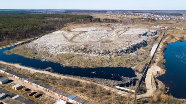 Çöp dökümü havadan görünümü.