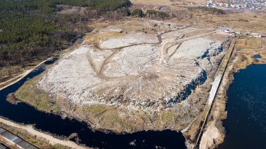 Çöp dökümü havadan görünümü.