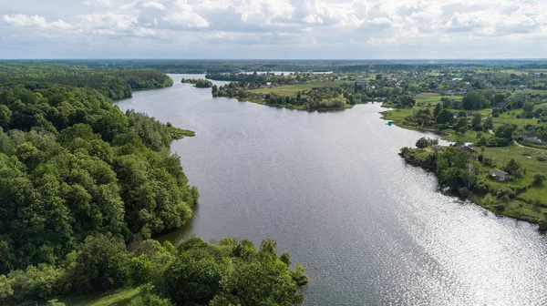 Luchtfoto Van Een Riviertje Met Bomen Huizen Aan Kust — Stockfoto