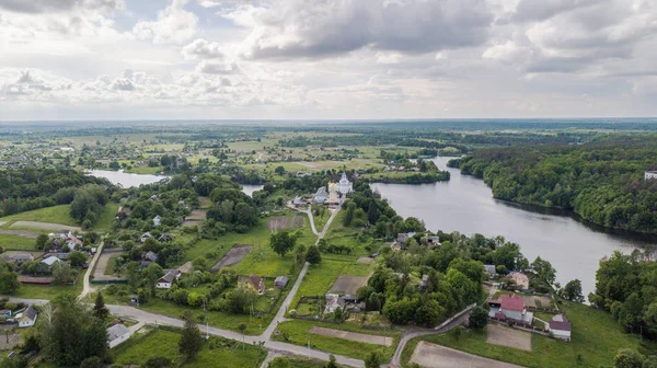 Luchtfoto Van Een Riviertje Met Kerk — Stockfoto