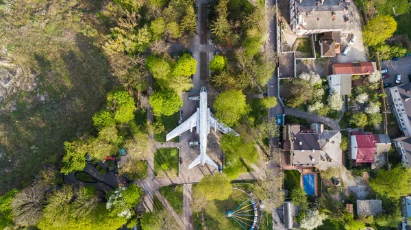 Vista Aérea Avião Que Fica Parque Centro Cidade — Fotografia de Stock