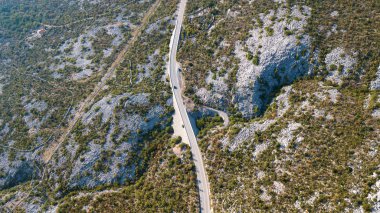 Hırvatistan dağ yolu havadan görünümü.